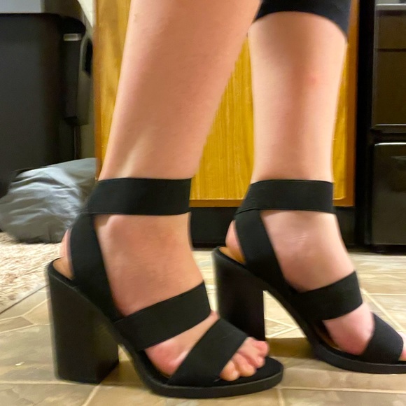 Black strap heels size 6 - Picture 1 of 3